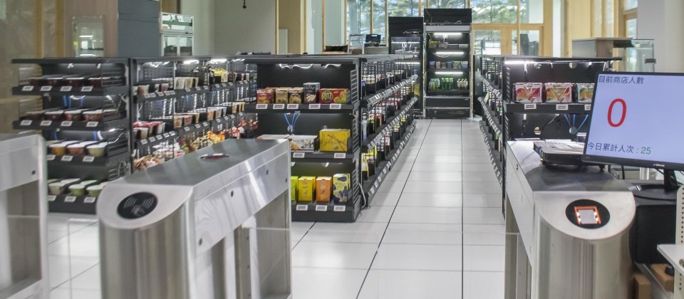 臺灣消費者即將可以感受到Amazon Go「拿了就走」的消費體驗了!工研院推出了「易取智慧商店」整合方案,除可追蹤、辨識消費者於商店內的位置和行為外,還可辨識消費者拿取的商品,並自動將商品資訊加入手機App購物車,讓消費者免排隊結帳,於手機完成付款,就可帶著商品離開。(攝影_翁芊儒)