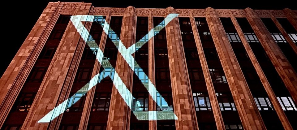 7月24日位於舊金山的推特總部大樓外牆打上了新logo『X』,標誌推特更改企業識別的歷史性時刻。(圖片來源/Elon Musk)
