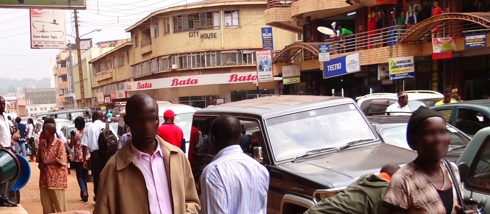 烏干達首都坎帕拉(Kampala)街景示意圖。Photo by Adam Jones, Ph.D. (CC BY-SA 3.0) on https://upload.wikimedia.org/wikipedia/commons/7/73/Downtown_Street_Scene_-_Kampala_-_Uganda_-_02.jpg