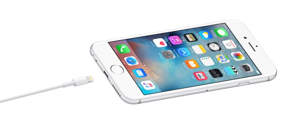 歐盟擬立法要求境內銷售的手機及小型裝置需具備USB-C的充電線插槽,將衝擊走專屬規格的廠商,例如使用Lightning規格的蘋果。(示意圖,圖片來源/蘋果)