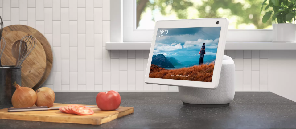 Echo Show 10加入一個底部可旋轉的支架,加上電腦視覺能力,使這款智慧顯示器可辨識使用者所在方向而隨之轉動。,圖片來源/Amazon