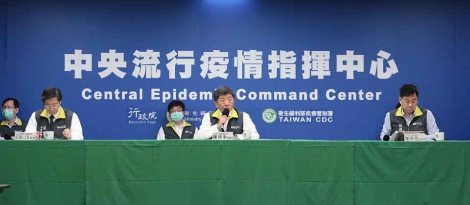 中央流行疫情指揮中心指揮官陳時中今日宣布社交距離注意事項,民眾在室內應保持1.5公尺距離、室外1公尺,若無法維持適當距離,雙方應正確配戴口罩。