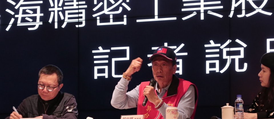 鴻海集團董事長郭台銘今召開臨時記者會,質疑微軟提告動機。