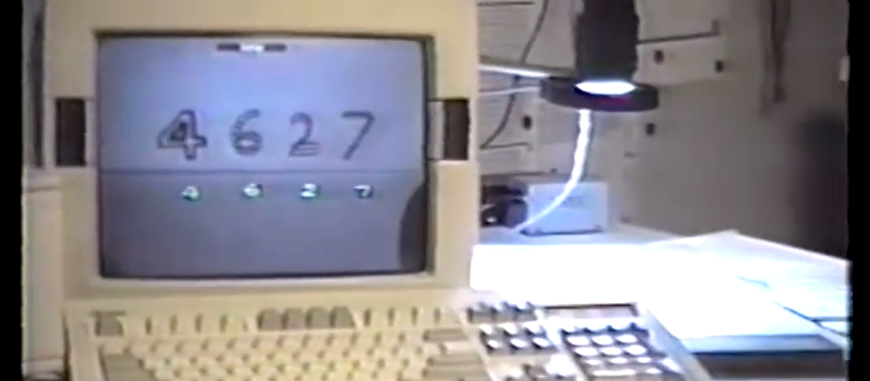 1993年,CNN之父Yann LeCun用一臺486電腦,搭配第一款32位元浮點運算DSP卡和攝影機(圖右黑色鏡頭),來執行LeNet模型,每秒可提供1,250萬次乘積累加運算,能即時辨識出他手寫在卡片上的數字。隔年,ATM設備大廠NCR公司將這個技術應用在支票識別系統,全盛時期,美國10%至20%的支票的判讀,都用到了這個技術。(翻攝自Convolutional Network Demo from 1993 by Yann LeCun:https://www.youtube.com/watch?v=FwFduRA_L6Q)
