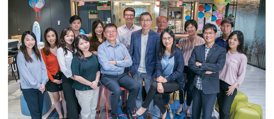 國泰金控數數發專案協理郭康(前排左六)表示,國泰將RPA定調為數位轉型的一環,由各子公司先成立負責RPA專案的虛擬RMO小組,來集中開發RPA流程,再逐漸將開發能量推及到全公司,而圖片中左側是銀行端的RPA工作團隊,右側則是人壽端的RPA工作團隊。(攝影/洪政偉)