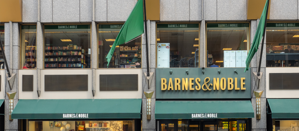 Photo by Ajay Suresh on https://commons.m.wikimedia.org/wiki/File:Barnes_%26_Noble_Storefront_(48155643812).jpg (CC BY 2.0)