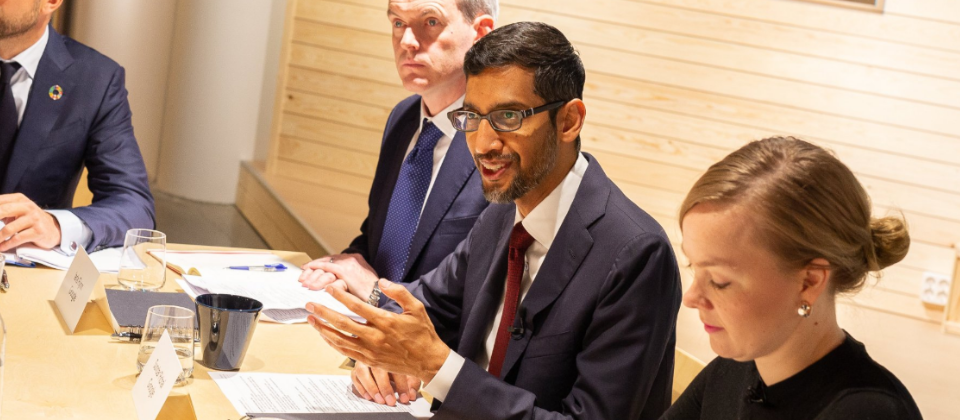 Google執行長Sundar Pichai(右二)表示,Google在第三季有許多進步,像是搜尋與量子運算的突破,而營收的成長則是由行動搜尋、YouTube與Cloud所帶動。(翻攝自https://twitter.com/sundarpichai)