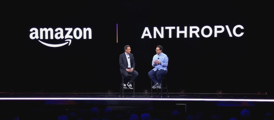 情境圖,Anthropic執行長暨共同創辦人Dario Amodei(圖右)在AWS re:Invent 2023大會。