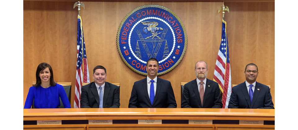美國聯邦通訊委員會(FCC)主席Aji Pai(圖中者)將在明年1月20日離開FCC。
