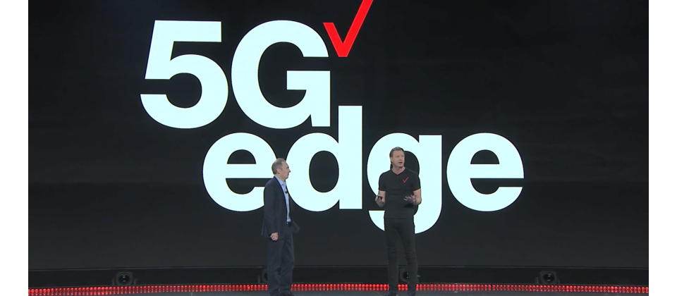 AWS發表了基於5G的AWS Wavelength邊緣運算服務,且與全球主要的電信業者結盟,包括Verizon、Vodafone、SK Telecom與KDDI等,圖為本周re:Invent大會上,AWS與Verizon執行長同台發表雙方5G邊緣運算服務的合作計畫。(圖片來源/AWS,https://www.youtube.com/watch?v=7-31KgImGgU)