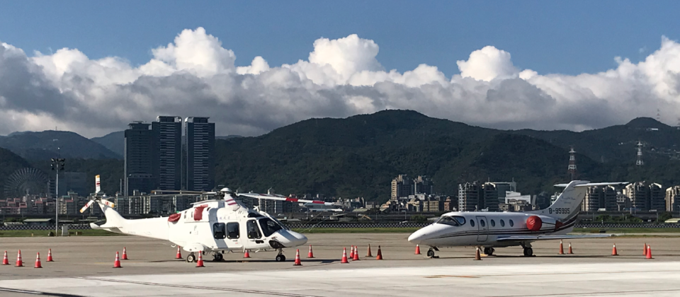 為提高離島空中轉診後送效率,衛福部護理及健康照護司以新一代國際醫療資料交換標準FHIR,打造一套新空轉後送遠距會診平臺,串接離島原鄉在地醫療機構的HIS、PACS,以及健保雲端查詢系統和電子病歷系統,來實現多方即時即會診和決策。圖片來源/衛福部護理及健康照護司