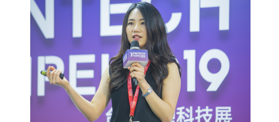 Revolut市場拓展經理陳佳昀在一論壇中,暢談自家純網銀如何翻轉客戶的金融體驗。(攝影/洪政偉)