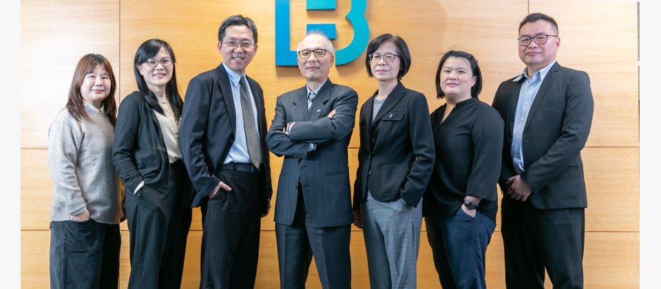富邦人壽資安處副總經理暨資安長黃文解(圖中)表示,該公司以資安處同仁為通過NIST CSF驗證的主力,在資安處資深協理陳慧玲(右三)、資安處協理賴居正(左三)、以及資安處經理曾淑玲(左二)的戮力合作下,解析NIST CSF相關規範的類別和細節,順利落實在日常的業務流程中。 (攝影/洪政偉)