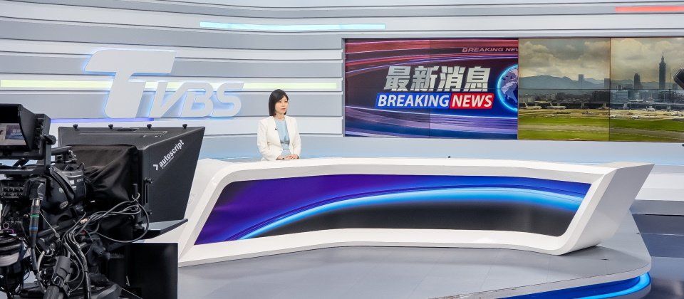 利用AI,現在TVBS早班人員能以原本2至3倍的速度,從原本需耗費10到20倍人工閱讀量的資料來源中,挑選晨間新聞的素材。(圖片來源/TVBS)