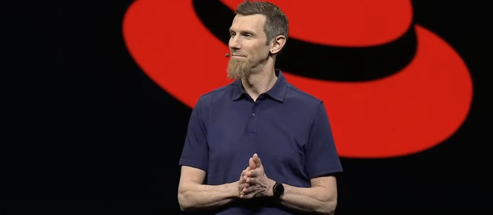 紅帽技術長Chris Wright親自剖析紅帽如何在GenAI世界中找到自己的新定位。(圖片來源/紅帽)