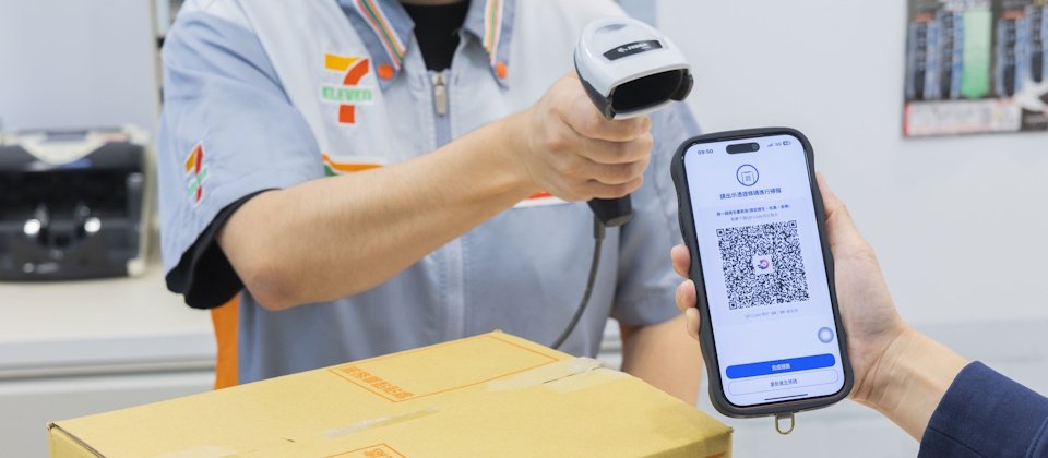 數位憑證皮夾在去12月開始試營運後,首波應用場景鎖定民眾常會使用的超商取貨,目前7-ELEVEN與全家門市已支援使用數位憑證皮夾取貨,超商店員掃描數位憑證皮夾上的電子信QR Code後,快速完成身分驗證交付包裹給消費者。(圖片來源-7-ELEVEN)