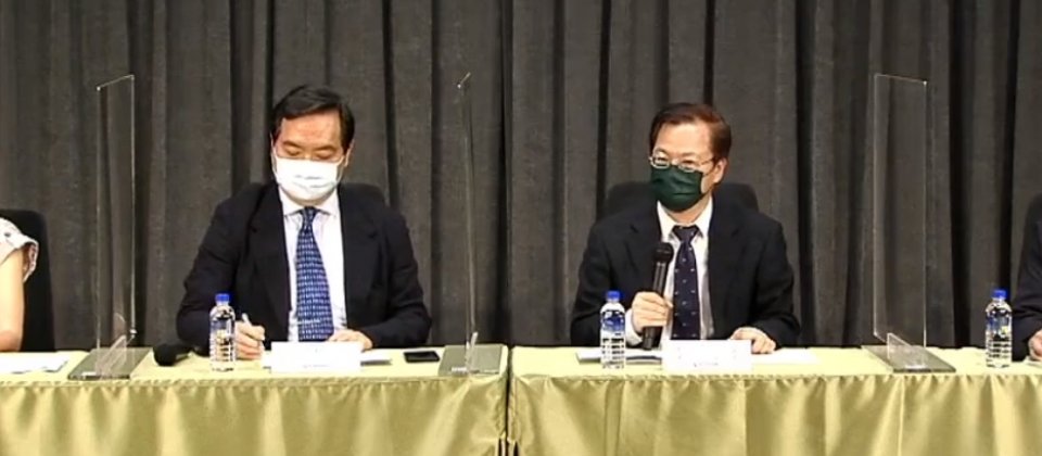 行政院發言人羅秉成(左)及國發會主委龔明鑫(右)說明政府將加強產業防疫,降低疫情對產業的衝擊。