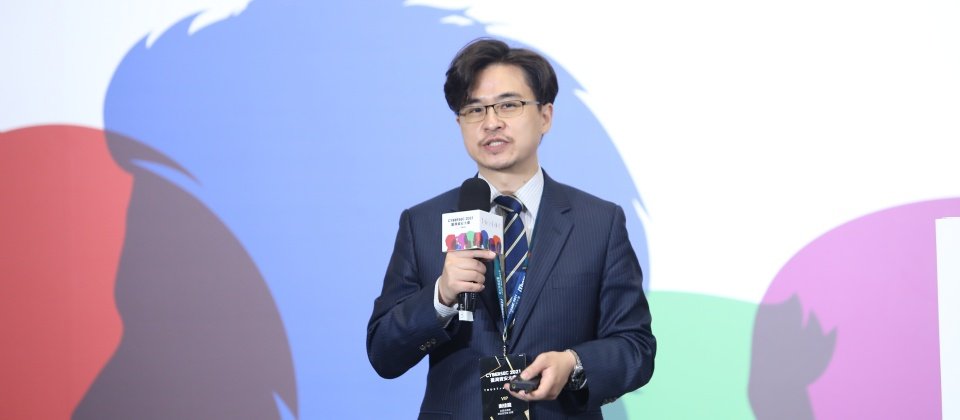 永豐金證券資訊安全部協理的謝佳龍,以自己曾在海外與國內從事資安工作的經驗出發,提供資安初階人員,養成資安技能及心態的方法。