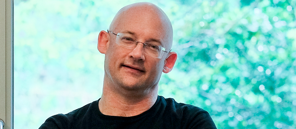 著有《鄉民都來了:網路群眾的組織力量》的Clay Shirky,除了任職紐約大學互動電子媒體課程合聘副教授外,也是當代著名的網路思想家之一。