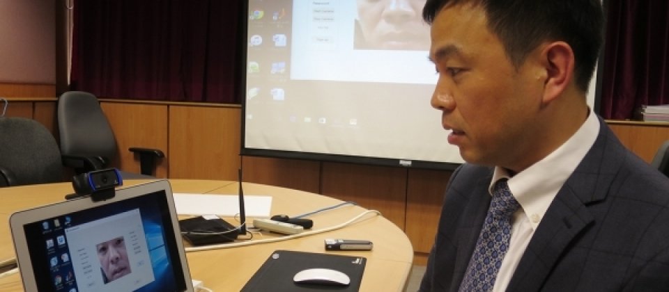 香港浸會大學計算機科學系教授張曉明展示唇語密碼技術,以唇語作為雙重驗證確保使用者身份安全。