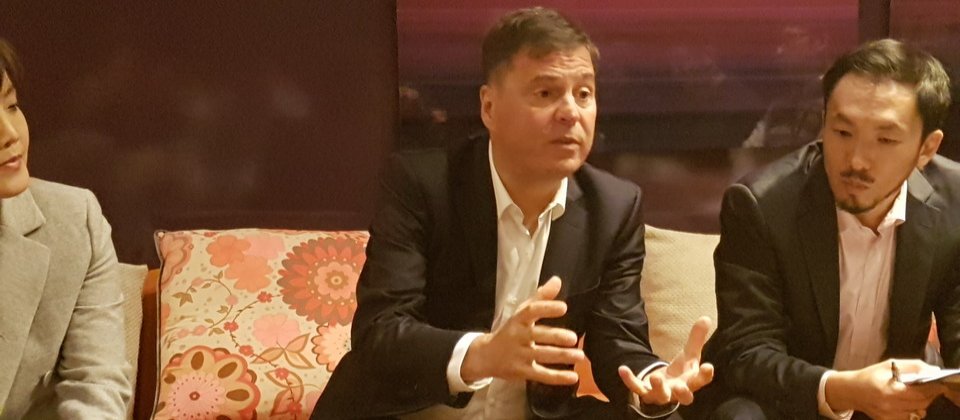 微軟資深副總裁暨大中華區總裁Alain Crozier表示,微軟將不會推出自己的智慧喇叭,而是會聯合其他合作夥伴,打造一個更加開放的AI智慧喇叭的生態系。