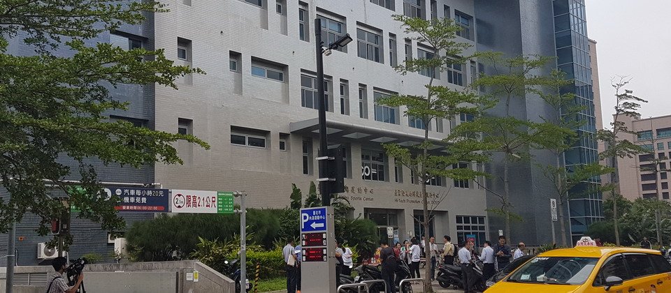 去年北市政府已先在內湖區,以及健康路上設置數十盞智慧路燈, 用於解決交通堵塞、停車等問題,預計明年將在內湖科技園區、南港軟體園區、信義計畫區及松菸文創園區等精華地段,擴大建置1萬2千盞智慧路燈,初期將用來測試城市智慧嶄新應用,包括智慧交通、車聯網等等。