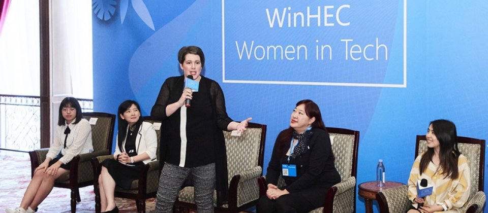 WinHEC Taipei的「Women in Tech」主題由微軟全球資深副總裁Erin Chapple(中)、台灣微軟研究開發處副總經理楊迪華(左2)、臺大資工所助理教授陳縕儂(右1)等跨世代可科技女力,一同分享女性在科技領域的現況。