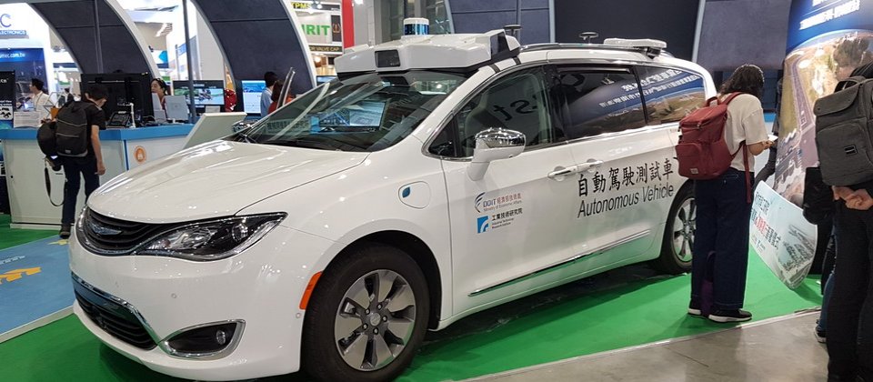 工研院未來計畫在新竹港區進行各種自駕車測試,包含路口交通判讀、路面標線辨識等基本路測,還將加入更複雜的人車混流的情境,以及自駕車隊測試等。
