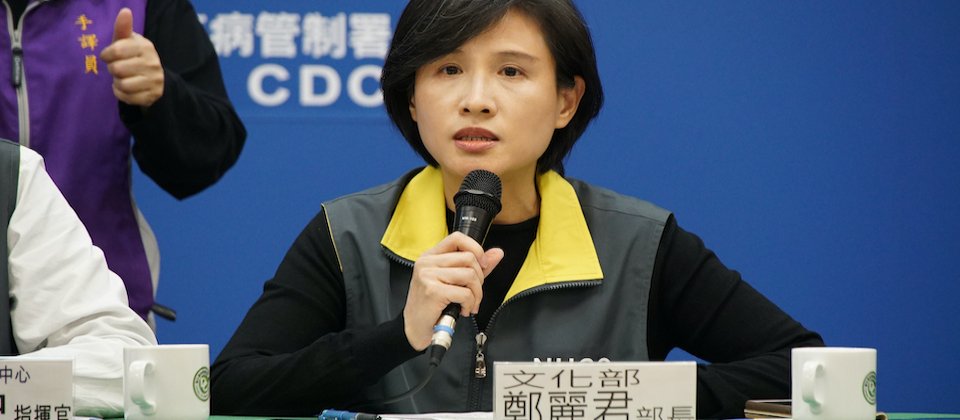 文化部部長鄭麗君指出,為因應指揮中心公布之公眾集會防疫風險評估,文化部提出數項公眾集會指引原則,除了要求藝文活動主辦單位擬定應變計畫,且展館需採梅花座或隔排座,以保持適當距離。