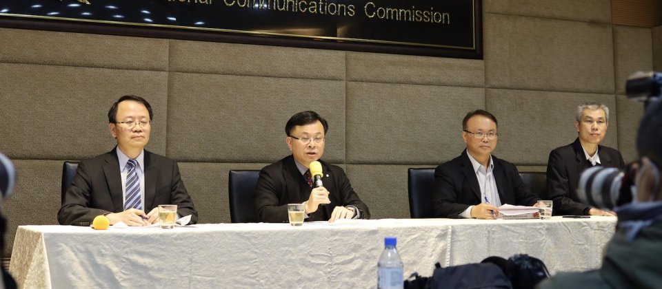 NCC代理主委陳耀祥(中)說明5G釋照第二階段位置競價結果。
