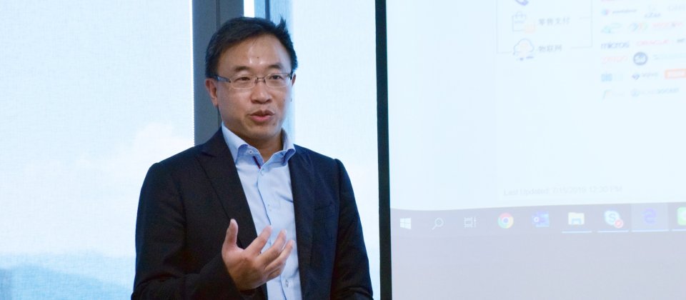 AsiaPay行政總裁陳永祥表示,在十月底之前,將要推出數據分析工具,讓客戶能更快速建立各類報表,即時洞悉市場需求。