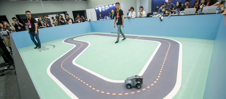參賽者可設定速度,讓賽車在無人操控的情況下自行在跑道上繞圈,只要還有一個輪子壓白線就不算出界,單圈內最多可以出界三次再重來。