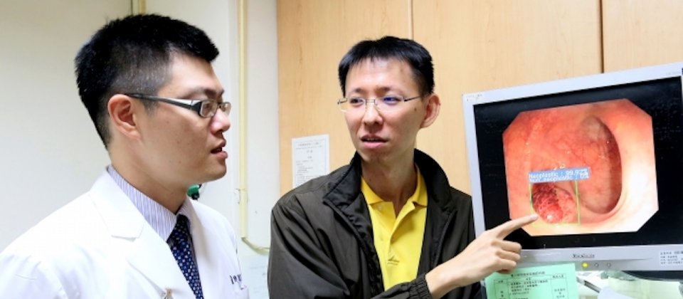 中正大學與嘉義基督教醫院合作,共同開發一套AI系統,可即時分析大腸鏡檢查畫面,揪出贅生性瘜肉,預防大腸癌。