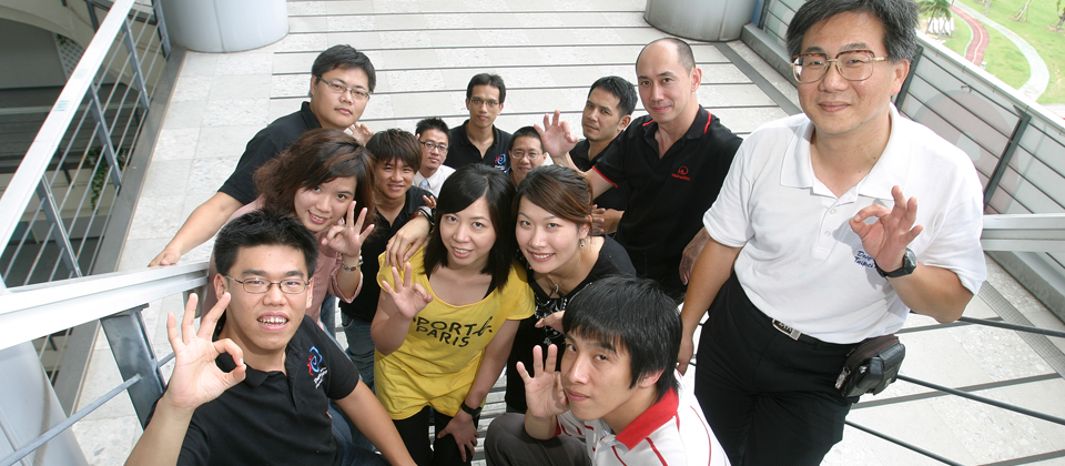 2009臺北聽奧歡迎大家來比賽現場為選手加油打氣。(圖右1)臺北聽奧資訊部召集人陳奕良(圖左1)副召集人許庭榮。