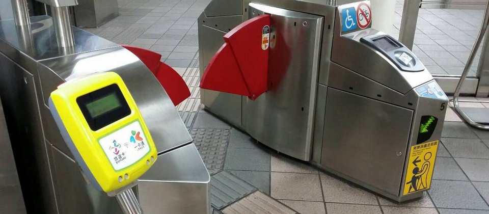 黃色多卡通驗票閘門