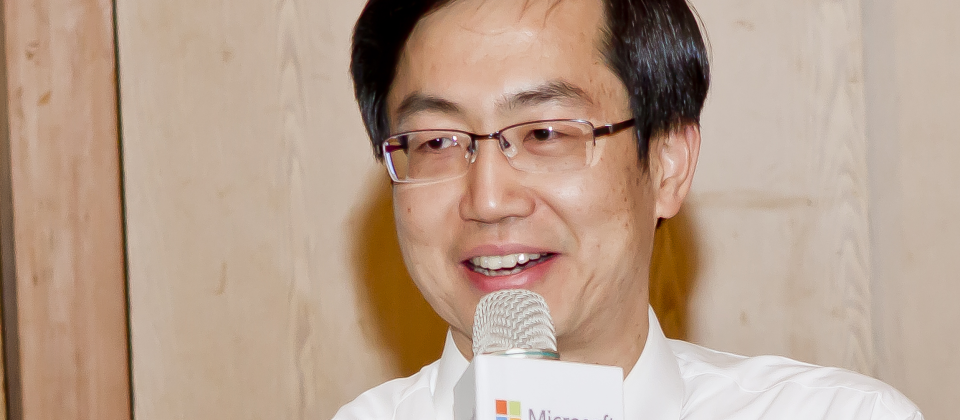 微軟亞洲研究院常務副院長馬維英表示,機器學習專家在意的結果是模型,雲端架構支撐起大模型處理大量資料的能力,而大模型則代表人工智慧更加聰明。