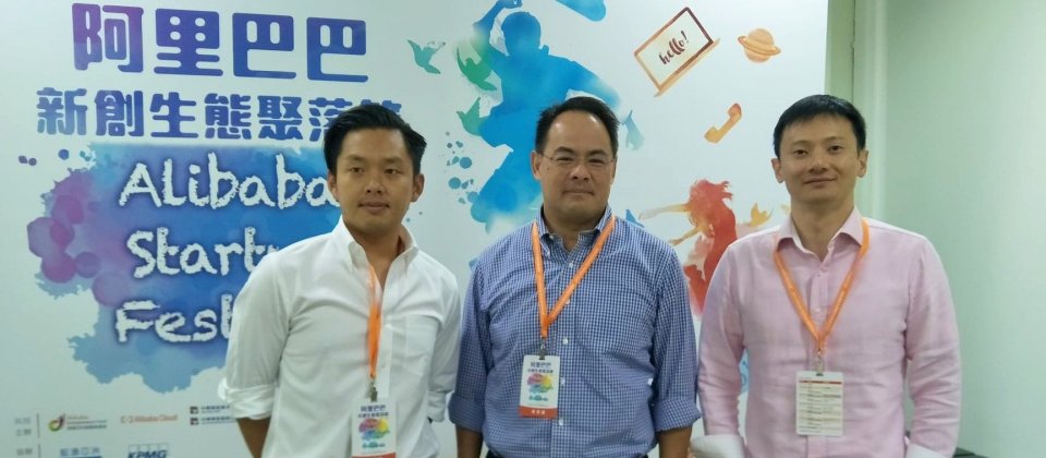 國泰金控資深副總,同時也是國泰投顧的董事長孫至德(圖中),揭露了在醫療領域的兩家新創合作夥伴,分別是Knowtions Research(圖左,CEO Anthony Lee)與慧康生活科技(圖右,CEO鄧居義)。