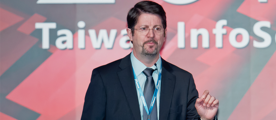 前美國五角大廈資安官、FireEye副總裁暨全球政府業務部門技術長Tony Cole近日來臺時表示,面對日益猖獗的網路攻擊事件頻傳,臺灣政府應協助企業及政府單位建立一套自動通報的分享機制,加快攻擊情報的傳遞分享。