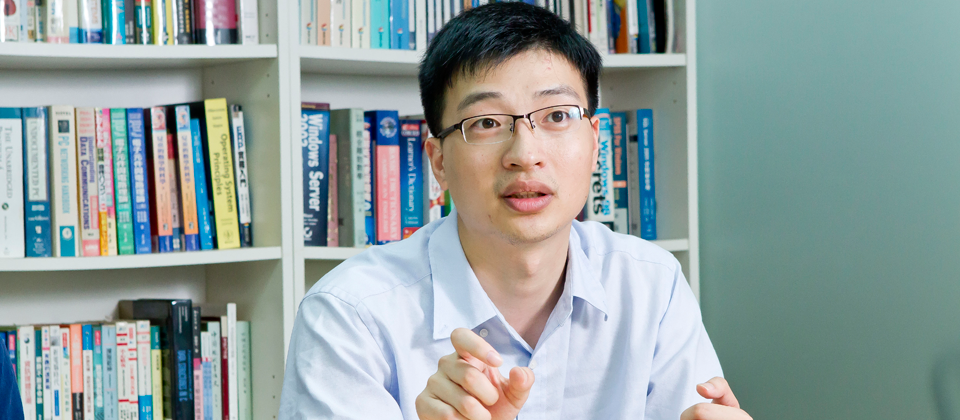 東方航空營銷領域IT架構師童帥華表示,為打造東方航空新一代電商系統,希望後臺資料庫除了要有關聯式資料庫的查詢的方便性,還想要NoSQL資料庫處理大量資料的速度,最後選擇了MongoDB。