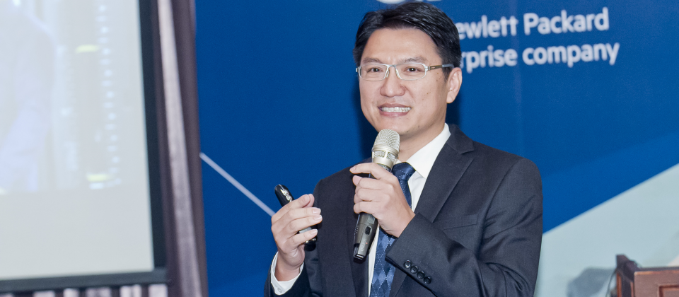 明年1月,臺灣Aruba將正式併入HPE旗下的事業群,新上任的HPE Aruba臺灣區總經理許佳樹表示,未來Aruba將負責接管HPE無線網路技術的產品開發,甚至還將取代舊有的HPE無線網路產品,而交換器部分Aruba則採用HPE交換器技術,並搭配既有交換器軟體的優化功能,來推出服務。(圖片來源/iThome)