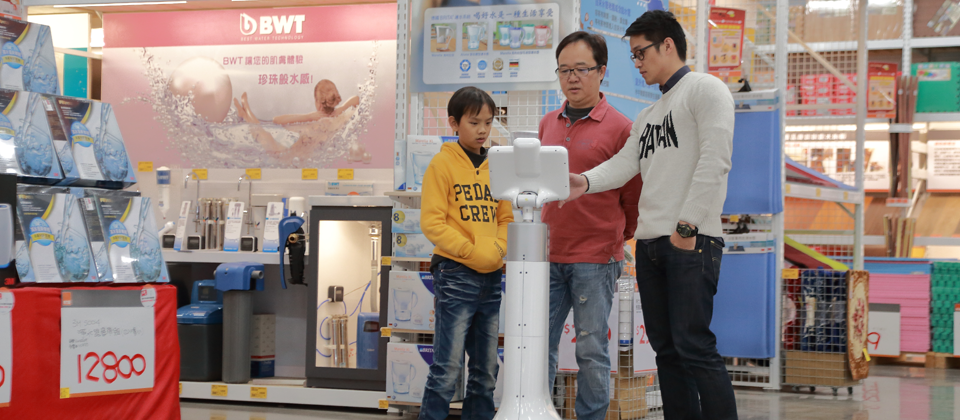 特力集團與三緯國際合作,在新開幕的分店引入服務機器人,機器人機身配置平板觸控螢幕,可供使用者查詢商品資訊,提供動態指引服務。(圖片來源/三緯國際)