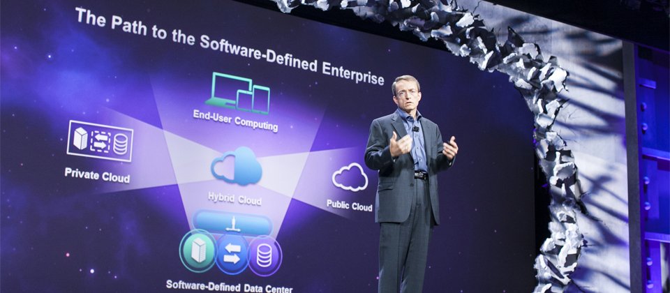 2014年VMworld大會中,VMware執行長Pat Gelsinger揭露了軟體定義資料中心藍圖完成後,VMware下一步要跨入混合雲的市場。