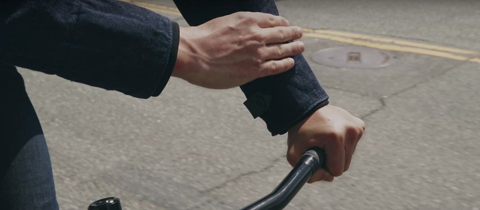 美國牛仔服飾品牌Levi's在2016年5月與Google合作推出第一件智慧夾克,能自動感測穿衣者在袖口上觸摸的動作,來開啟相對應的手機功能。(圖片來源/Levis)