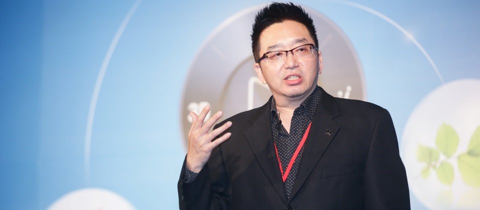 華創車電技術中心造型設計事業群副總經理石志傑透露,去年他們也開始試用VR來開發設計汽車,不過他認為要全面應用VR還尚未成熟,目前仍受到VR裝置操作精細度的限制,還無法符合汽車量產設計所需的高精細度要求,VR操作精度至少得提高到0.01公釐才行。