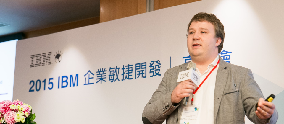 IBM全球中介軟體系統部開發戰略總監Bartosz Charabski則表示,企業導入DevOps沒這麼容易,並非只是採用自動化軟體,還應注意安全、文化以及工具3大考驗。