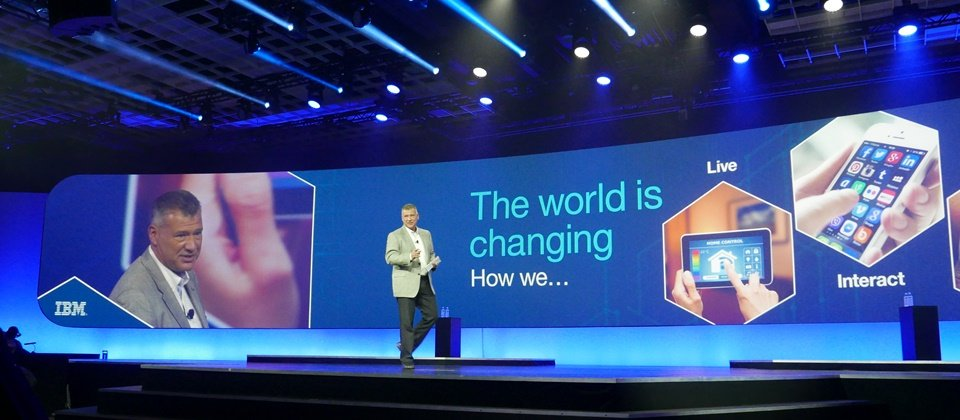 IBM系統部門資深副總裁Tom Rosamilia在Edge 2016大會表示,目前IBM將雲端服務的主力投入在混合雲,在原有的硬體架構之下,推出新版本系統,來支援混合雲的系統服務,包括Power Systems伺服器、z Systems大型主機以及Storage Systems儲存產品三大產品線都會支援混合雲。