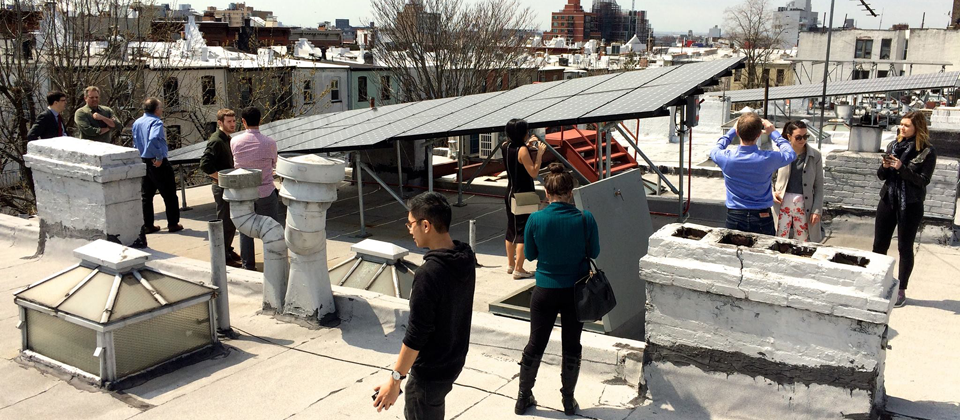 【第一筆P2P區塊鏈能源交易,布魯克林區大叔太陽能供電給鄰居】美國的綠能公司LO3跟區塊鏈技術開發商ConsenSys合作微電網計(TransActive Grid),讓居住在紐約布魯克林區的Eric Frumin可以點對點的將自家太陽能板所剩的電力傳送給鄰居Bob Sauchelli。