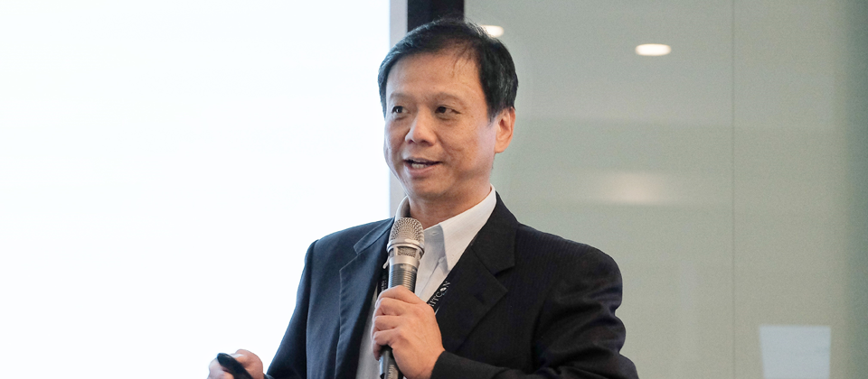 臺北市資訊局局長李維斌表示,若要建立資安防護,得讓各設備收集的資訊能一同整合,「各自為政的設備,即使有資安監控中心也沒有用。」