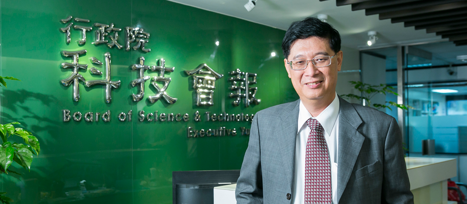 行政院科技會報執行秘書兼資策會董事長郭耀煌指出,臺灣要數位轉型,政府最大的問題在於過往多短視近利,急於達到立即的成效,另外,政府的體制運作和績效評量方法也確實要改變,如今政府要強化跨領域整合,促成傳統製造業和新創的對話機會,以強化臺灣數位經濟的發展。
