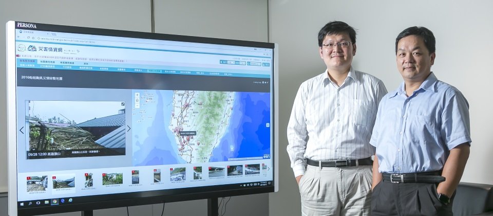 國家災害防救科技中心從2年前開始用上百個社群媒體的災害資訊,來幫助政府能有效掌握未知的新災情。上圖右至左為負責系統開發的主要成員蘇文瑞、劉致灝。(攝影/洪政偉)